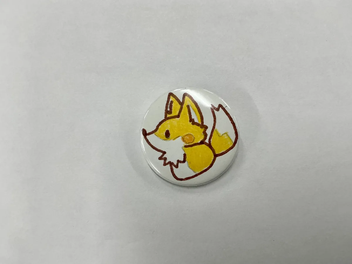 缶バッジマシンでプレスするようす
