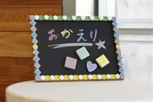 黒板塗料を塗るようす