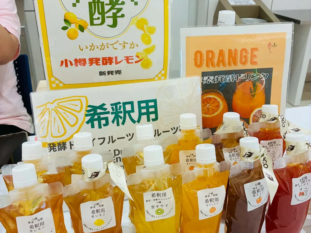 COCOFRUITの酵素シロップ。色とりどりのボトルが並んでいる