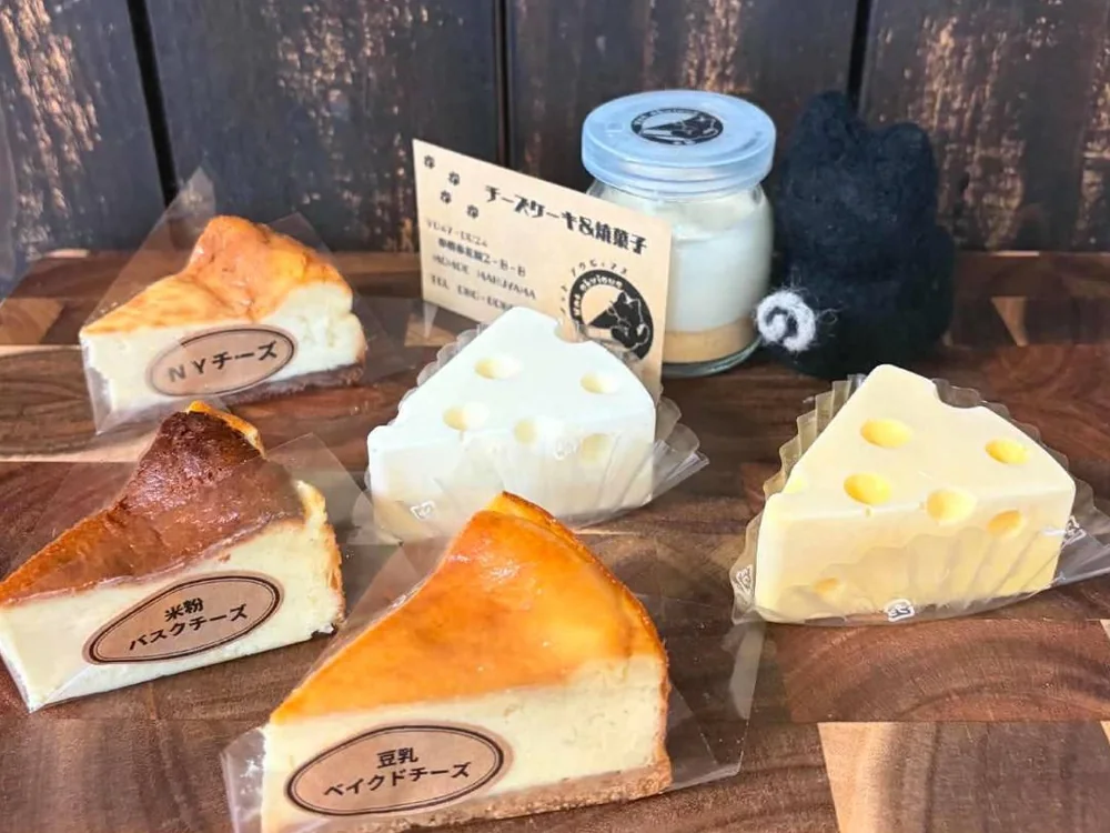 チーズケーキ&焼菓子 Not obvious のチーズケーキ。NYチーズ・米粉バスクチーズ・豆乳ベイクドチーズが並んでいる