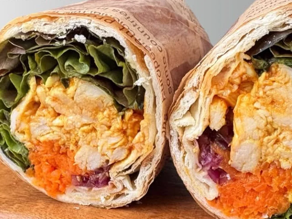 おうちパン工房PALAOAの'Ohana Wrap。米粉のラップにタンドリーチキンと彩り野菜を包んだ断面